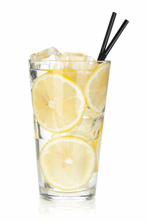 Залейте корень лимонным соком и литром кипятка