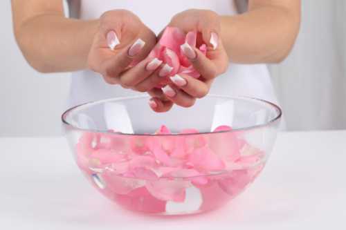 Ногтевые пластины укрепляют ванночки с поваренной или морской солью