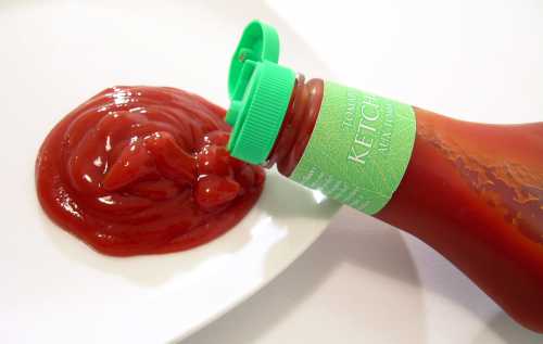 И когда наш будущий кетчуп прокипел еще двадцать минут, нужно развести крахмал в отложенном стакане сока, а потом этот разведенный крахмал добавить в кастрюлю с соусом, энергично при этом перемешивая кетчуп
