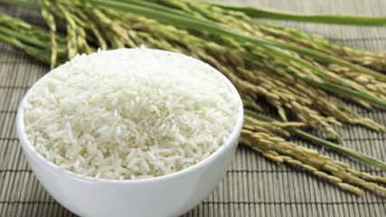 Измеряй рис объемом, а не весом жидкости должно быть в два раза больше, чем риса, то есть на мл риса нужно мл горячей воды или бульона